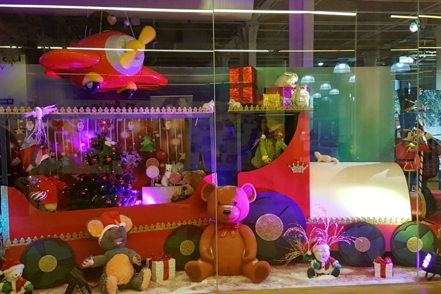 décor vitrine avec train de noël et jouets de noël